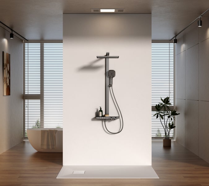 Modernes Badezimmer mit dunkelgrauem Duschsystem inklusive Regendusche und Handbrause über weißer Duschwanne sowie freistehender Badewanne.