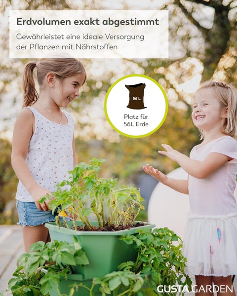 Zwei lachende Kinder gärtnern an einem grünen Etagen-Pflanztopf von Gusta Garden, der Platz für 56 Liter Erde bietet.