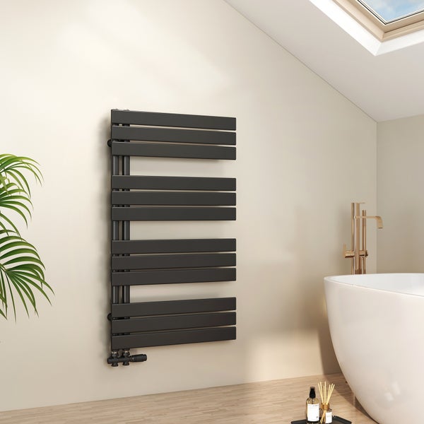 Moderner Wand-Badheizkörper mit horizontalen Paneelen in einem hellen Bad neben einer freistehenden Badewanne.