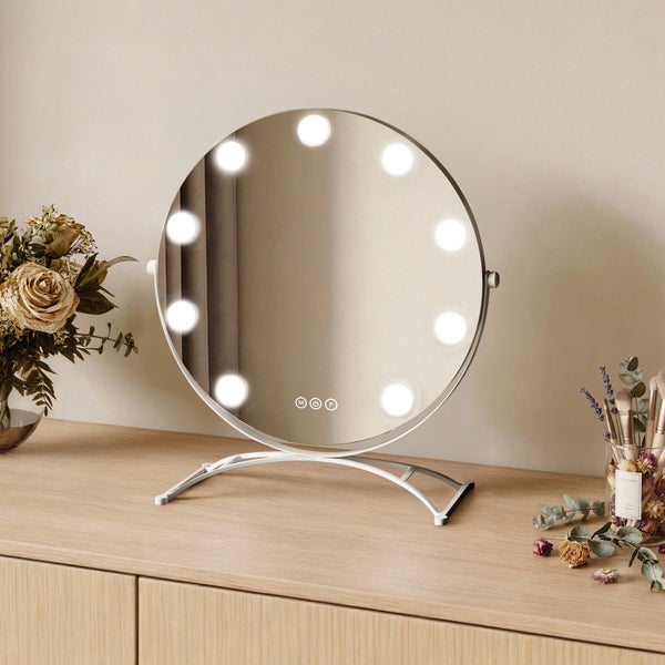 Runder Kosmetikspiegel mit Beleuchtung auf einem Schminktisch