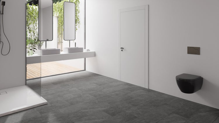 Modernes Badezimmer mit Waschtischen, Spiegeln, Dusche, Toilette und Fliesen