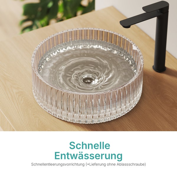 Ein klares Glaswaschbecken mit Wasser auf einem Holztisch neben einem schwarzen Wasserhahn