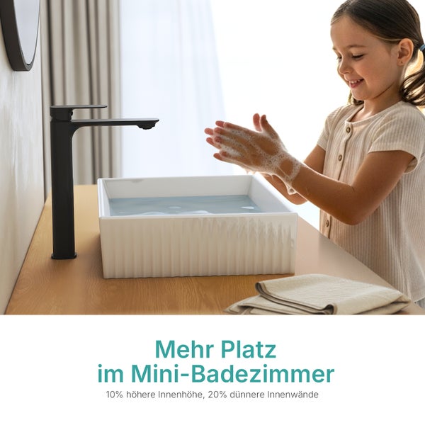 Mädchen wäscht sich die Hände an einem Waschbecken mit schwarzem Wasserhahn