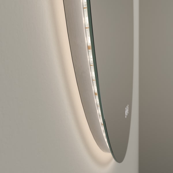 Detailansicht eines runden Badezimmerspiegels mit integrierter LED Beleuchtung und gebürstetem Metallrahmen.
