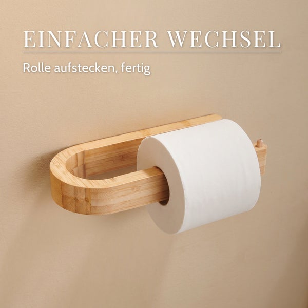 Wandmontierter Toilettenpapierhalter aus Holz mit einer Rolle Toilettenpapier für einen einfachen Rollenwechsel.