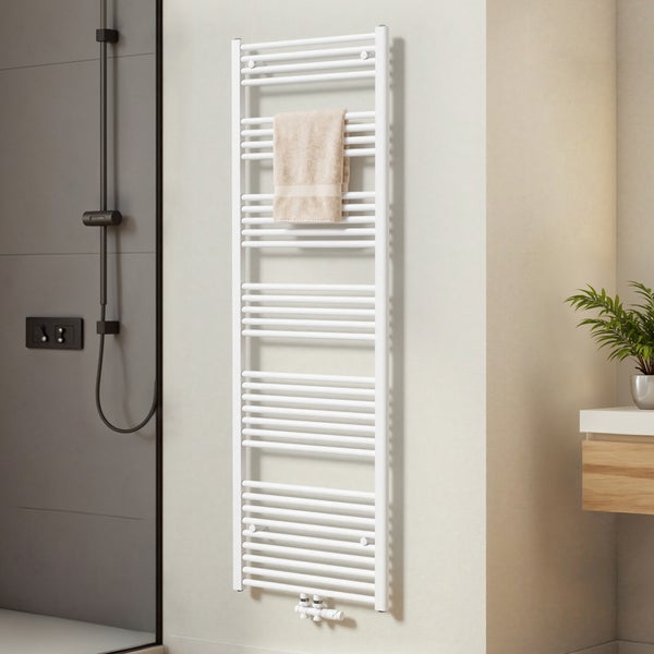 Moderner weißer Handtuchheizkörper in Leiterform in einem hellen Badezimmer mit Dusche und Waschtisch.