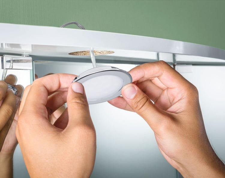 Montage einer LED-Unterbauleuchte unter einem Spiegelschrank