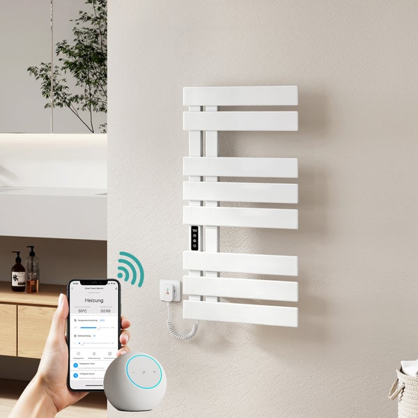 Smarter Handtuchheizkörper an der Wand, gesteuert über eine Smartphone-App und einen intelligenten Lautsprecher im Badezimmer.