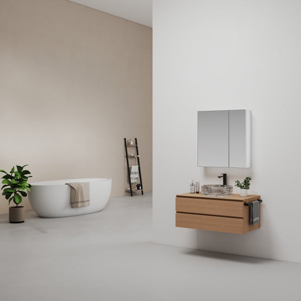 Helles, modernes Badezimmer mit Holz-Waschtisch, Aufsatzbecken, Spiegelschrank und freistehender Badewanne in minimalistischem Design.