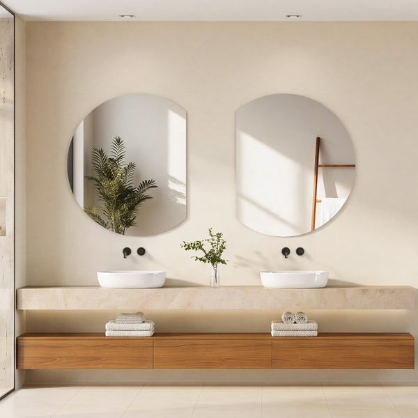 Modernes Badezimmer mit Doppelwaschtisch, runden Spiegeln, Steinablage, Holzunterschrank und weissen Aufsatzwaschbecken.