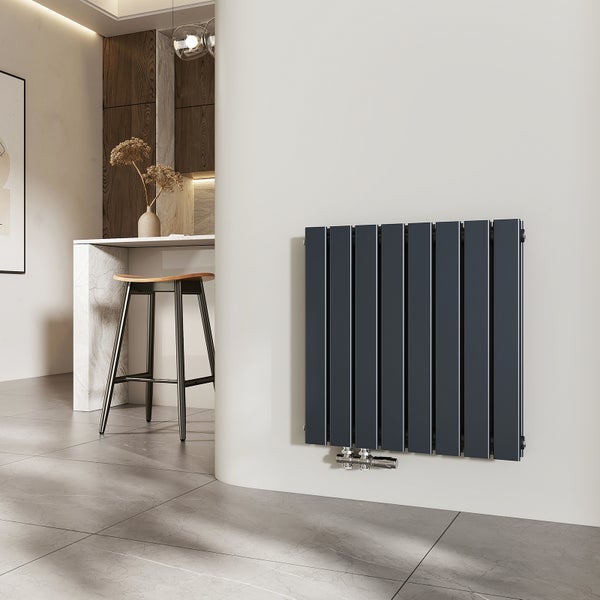 Grauer Heizkörper an einer Wand in einem modernen Raum.