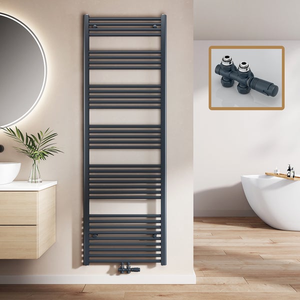 Badezimmer mit Handtuchwärmer, Waschtisch und Badewanne für eine helle und organisierte Atmosphäre