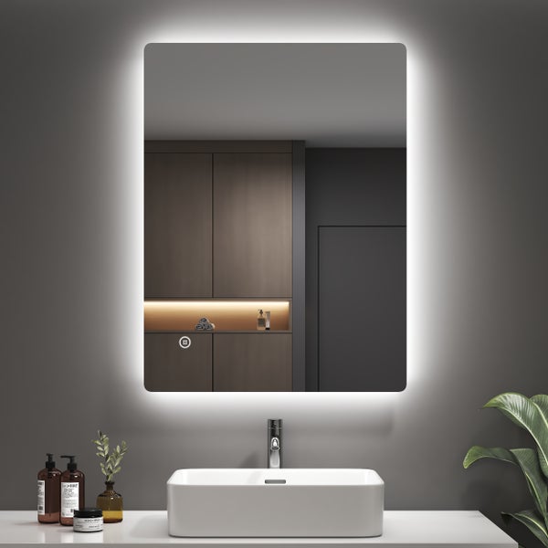 Badezimmer mit beleuchtetem Spiegel, Waschbecken und Badmöbeln für ein helles und organisiertes Ambiente