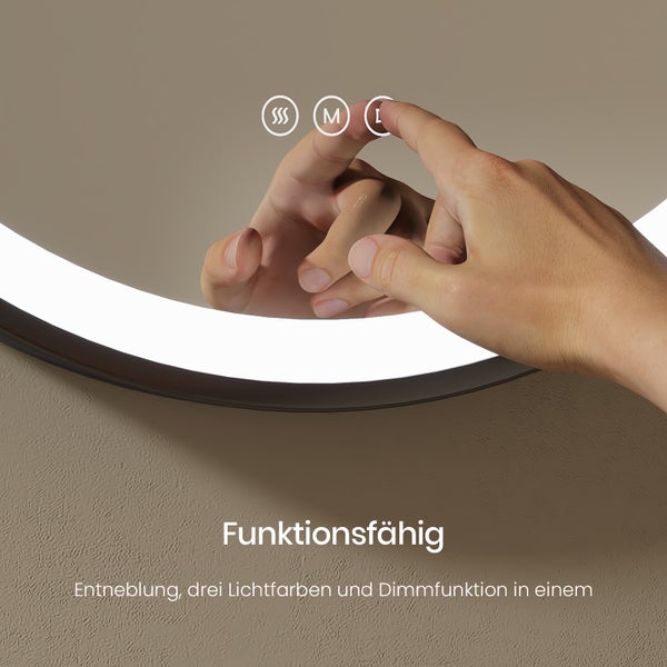 Nahaufnahme eines Spiegels mit Touchfunktion und einem Finger, der die Taste berührt