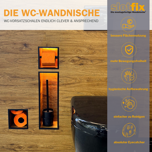 Slotfix WC Wandnische mit integrierter Beleuchtung in einer Holzoptik Wandverkleidung mit Toilettenpapierhalter und Toilettenbürstenhalter.