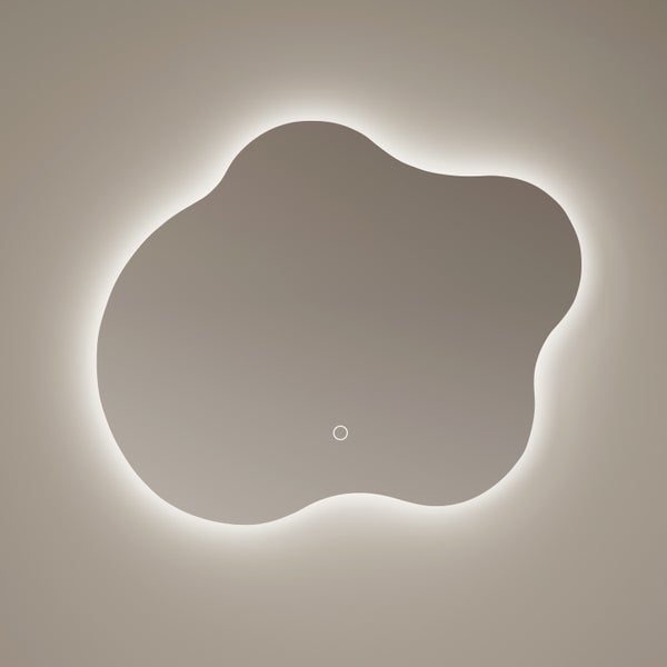 Wandspiegel in organischer Form mit indirekter LED-Hintergrundbeleuchtung und Touch-Sensor.