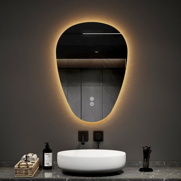 Organisch geformter LED-Badspiegel mit Hintergrundbeleuchtung, Touch-Steuerung für Licht und Heizfunktion, über weißem Aufsatzwaschbecken.