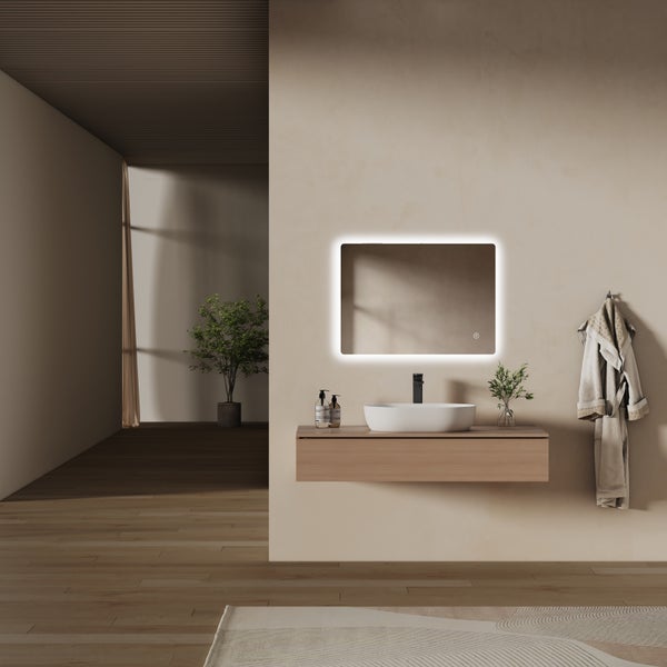 Organisiertes, helles, minimalistisches Badezimmer mit rechteckigem LED-Spiegel, weißem Aufsatzwaschbecken auf schwebendem Holzwaschtisch und schwarzer Armatur.