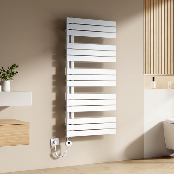 Handtuchwärmer im Badezimmer mit horizontalen Heizstäben an der Wand