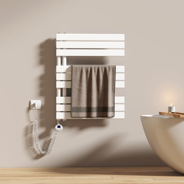 Badezimmer Szene mit weissem Handtuchwärmer, Handtuch und Badewanne