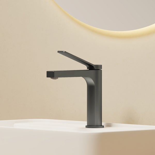 Modernes Waschbecken mit schwarzer Armatur