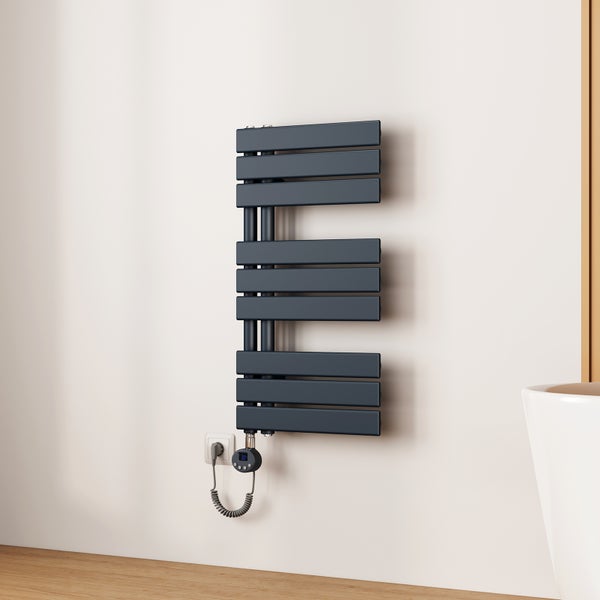 Elektrischer Handtuchwärmer aus Stahl im Badezimmer