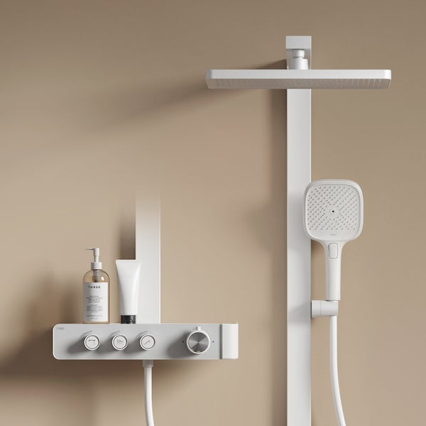 Weißes Duschsystem mit Regenduschkopf, Handbrause und Armatur mit integrierter Ablagefläche.