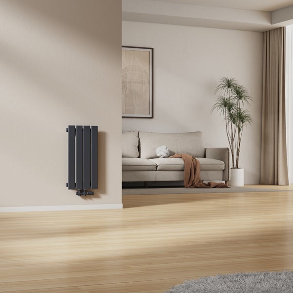 Vertikaler Heizkörper an einer Wand in einem Wohnzimmer