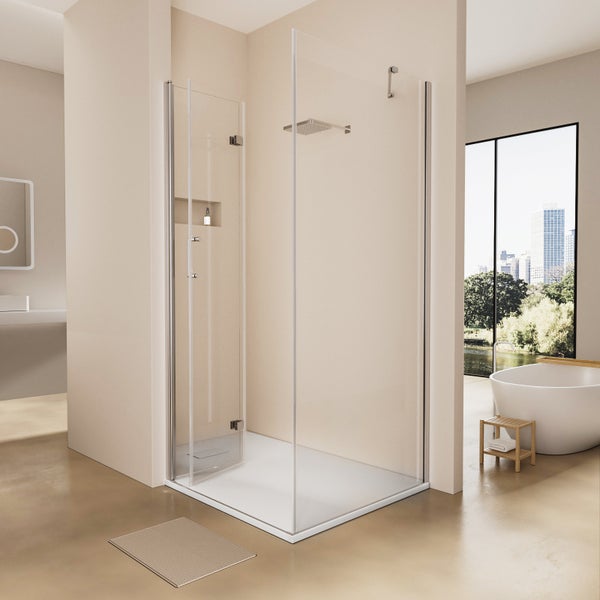 Begehbare Dusche mit Duschwanne in einem hellen Badezimmer