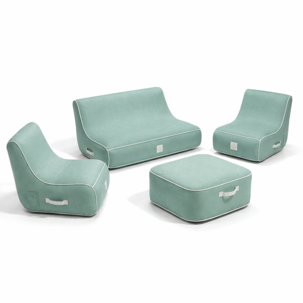 Vierteiliges Lounge-Set bestehend aus Sofa, zwei Sesseln und einem Hocker aus strukturiertem Stoff mit hellen Paspeln und Tragegriffen.