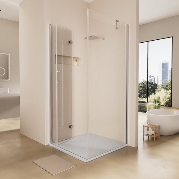 Duschkabine mit Glaswänden in einem Badezimmer mit Badewanne und Fenster