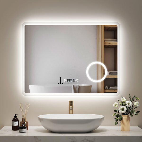 Beleuchteter Badezimmerspiegel mit digitaler Anzeige über einem Waschbecken im Badezimmer.