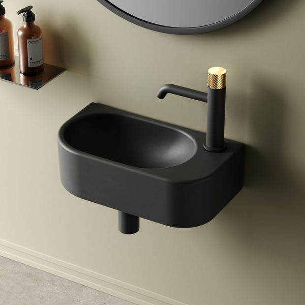 Schwarzes Aufsatzwaschbecken mit Armatur im Badezimmer
