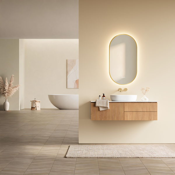 Modernes Badezimmer mit Waschtisch aus Holz, Aufsatzwaschbecken, ovalem LED Spiegel und freistehender Badewanne in einem hellen, offenen Raum.