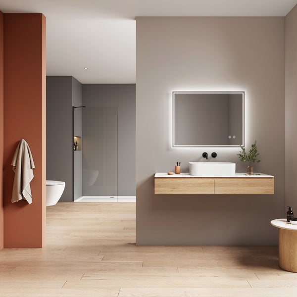 Modernes Badezimmer mit Waschtisch aus Holz, Aufsatzwaschbecken, beleuchtetem LED Spiegel und bodengleicher Duschkabine.