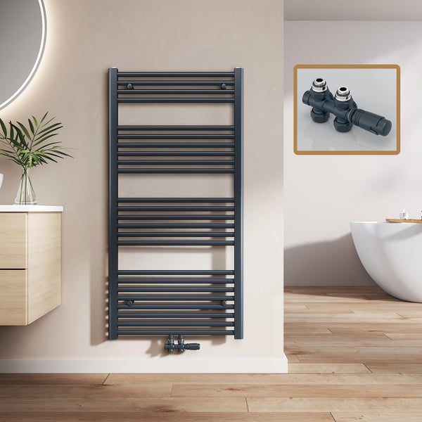 Badezimmer mit Handtuchwärmer und Heizkörperanschlussgarnitur