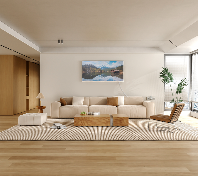 Modernes, geräumiges Wohnzimmer mit beigefarbenem Sofa, Holztisch, Parkettboden und Blick auf ein Fenster mit Jalousien.
