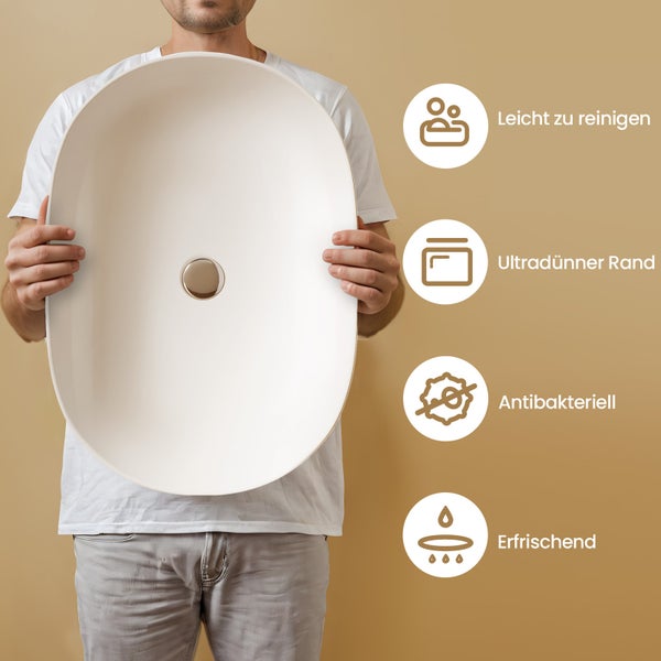 Ein Mann hält ein Aufsatzwaschbecken mit dem Symbol für leichte Reinigung, ultradünnen Rand, antibakterielle Wirkung und Erfrischung.