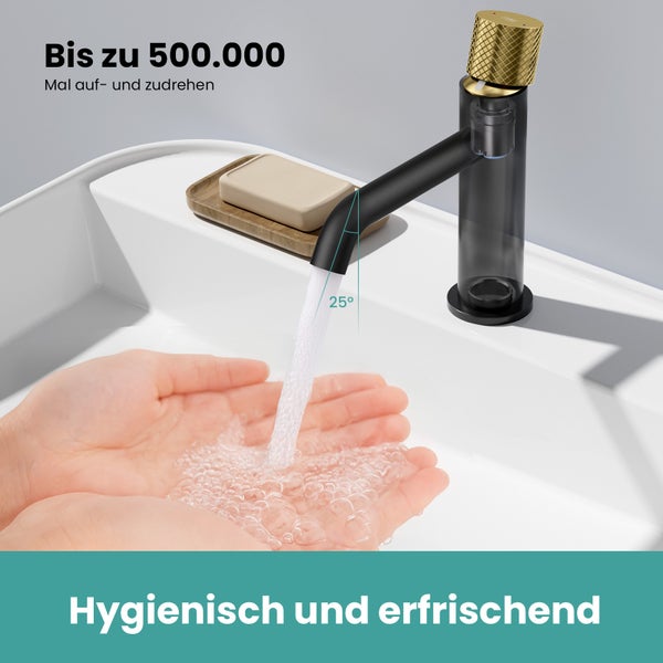 Wasserhahn im Badezimmer mit Händen unter fließendem Wasser