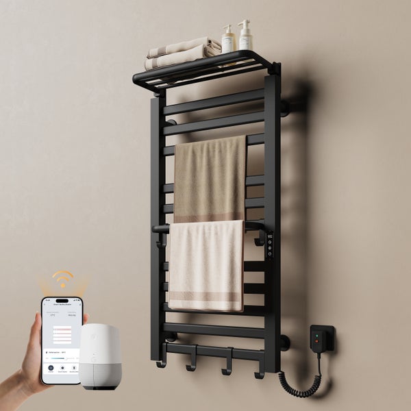 Smarter, beheizter Handtuchhalter mit Handtüchern, Duschutensilien, einem Smartphone und einem Smart Speaker.