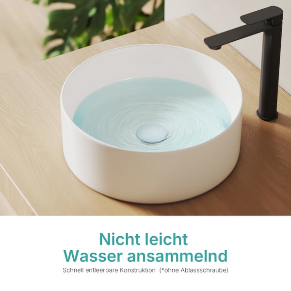 Rundes weißes Aufsatzwaschbecken auf Holzoberfläche mit schwarzer Armatur, das Wasser abfließen lässt, für eine schnelle Entleerung.