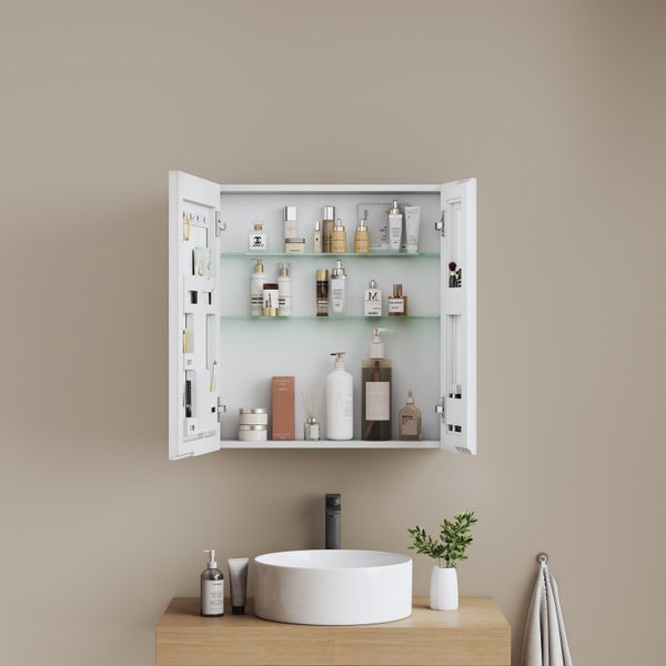 Weißer Badezimmer-Spiegelschrank mit zwei offenen Türen und Glasböden über einem runden Aufsatzwaschbecken auf einer Holzkonsole.