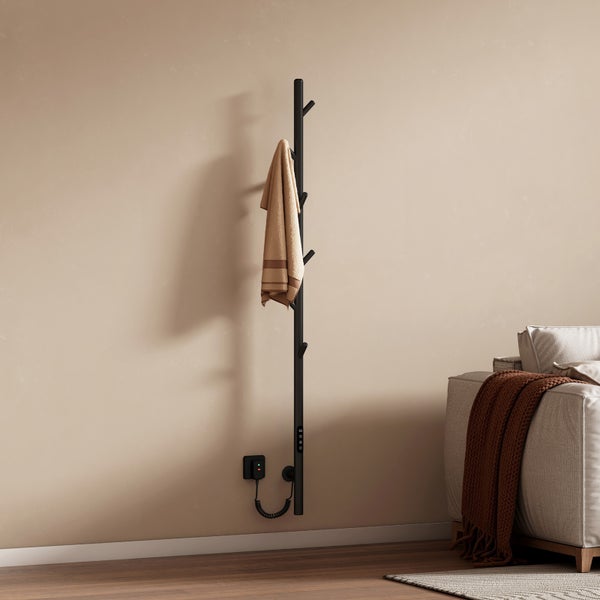 Wandheizkörper mit Handtuch und Sofa im Wohnraum