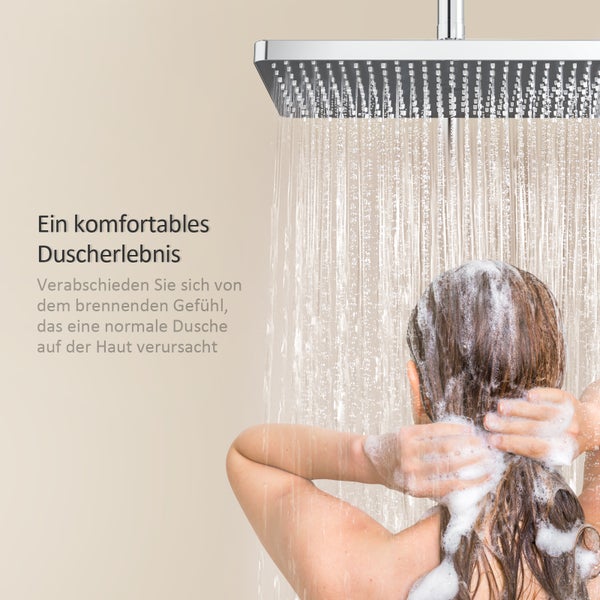 Quadratischer Duschkopf mit Wasserstrahl und Frau mit Schaum im Haar