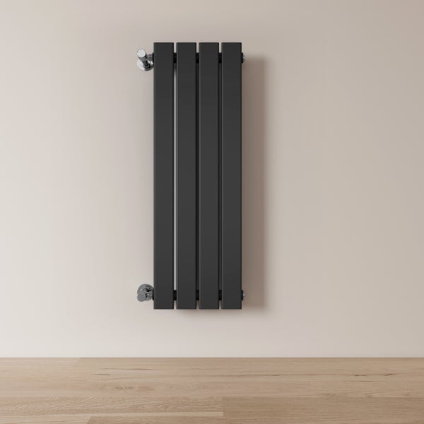 Schwarzer Heizkörper an der Wand