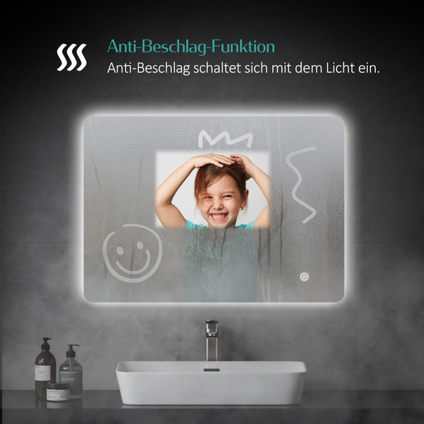 Beleuchteter Badezimmerspiegel mit Antifog-Funktion und einem Mädchen, das im beschlagenen Spiegel malt, über einem Waschbecken montiert