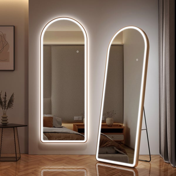 Zwei Ganzkörperspiegel mit LED-Beleuchtung in einem Schlafzimmer