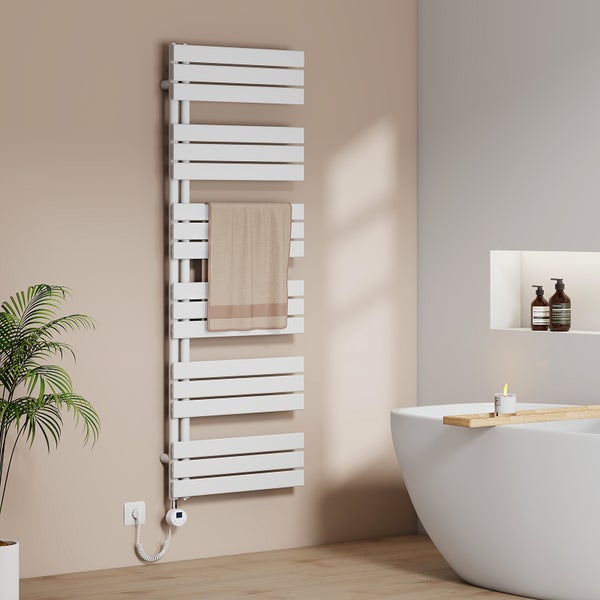 Badezimmer Szene mit einem weißen Handtuchwärmer, einem Handtuch, einer Badewanne und Dekorationen