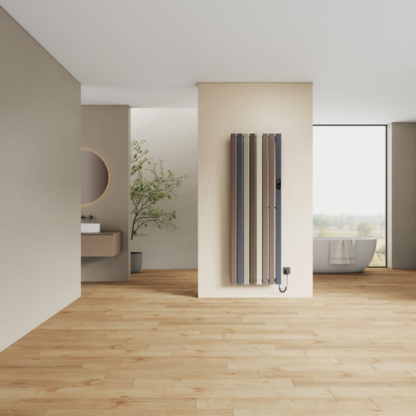 Moderner Designheizkörper montiert an einer Wand in einem hellen Badezimmer mit Holzfußboden und freistehender Badewanne