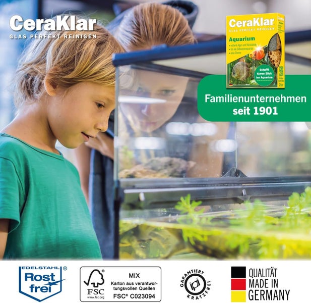 Kind und Frau blicken in ein sauberes Aquarium, CeraKlar Logo, Aquarium Reiniger, rostfrei, FSC-zertifiziert, kratzfrei, hergestellt in Deutschland.